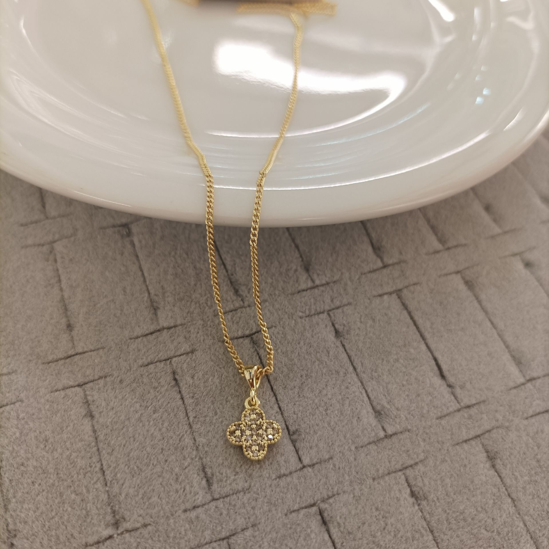 Zirkon Taşlı Kolye