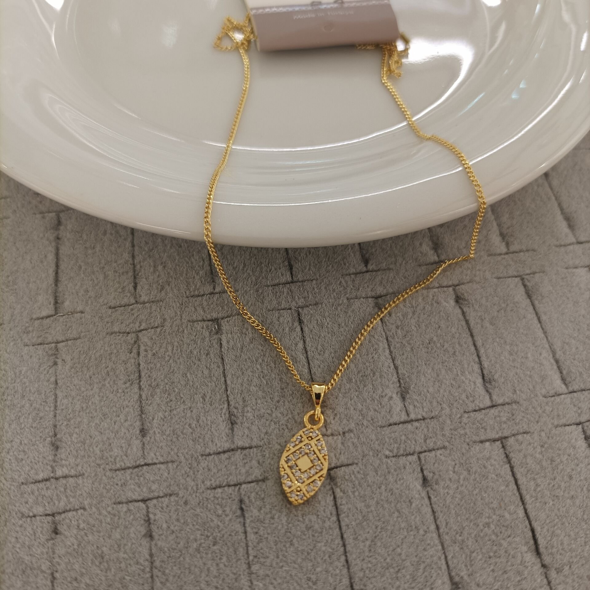 Zirkon Taşlı Kolye